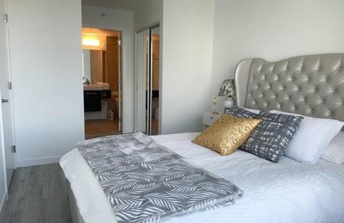 Crosstown Apartamento | Downtown 3br/2ba+Views+Skytrain+Free Parking