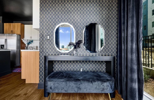 Eighth Avenue Apartamento | Downtown 3BR/3BA Luxury Stay. Skyline Views, Pool, Gym, & Walk to Broadway