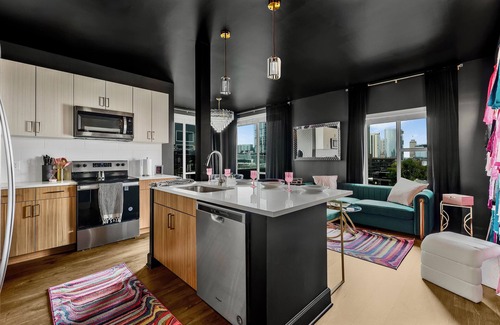 Eighth Avenue Apartamento | Downtown 3BR/3BA Luxury Stay. Skyline Views, Pool, Gym, & Walk to Broadway