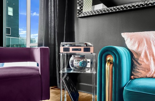 Eighth Avenue Apartamento | Downtown 3BR/3BA Luxury Stay. Skyline Views, Pool, Gym, & Walk to Broadway
