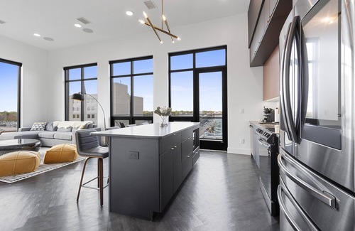 Appleton Apartamento | Downtown! All New, Modern, Family-Sized, Incredible Views + Game Room & Theater.