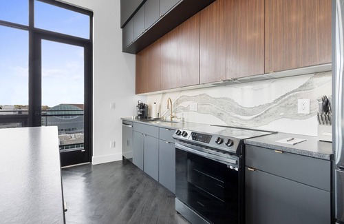 Appleton Apartamento | Downtown! All New, Modern, Family-Sized, Incredible Views + Game Room & Theater.
