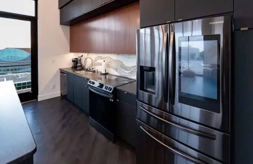 Appleton Apartamento | Downtown! All New, Modern, Family-Sized, Incredible Views + Game Room & Theater.