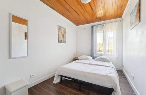Charleville-Mezieres Apartamento | Downtown Apartment with Garage Parking