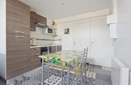 Charleville-Mezieres Apartamento | Downtown Apartment with Garage Parking