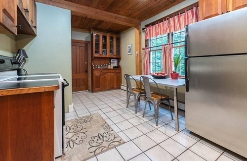 Groton Apartamento | Downtown Apartment, walk to restaurants, cafes and walking trails