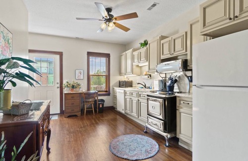 West Central Apartamento | Downtown Apt by Parkview Field w/Free Parking