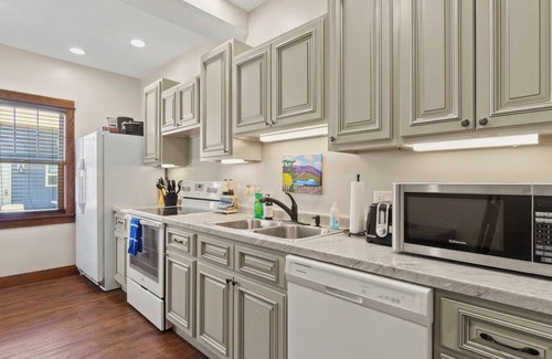 West Central Apartamento | Downtown Apt w/Free parking by Parkview Field