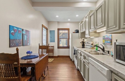 West Central Apartamento | Downtown Apt w/Free parking by Parkview Field