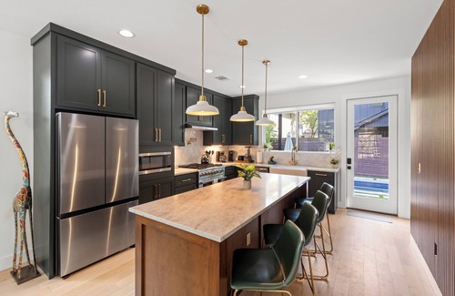 East Cesar Chavez Casa | Downtown ATX - Luxury Pool - Putting Green - 85inch TV