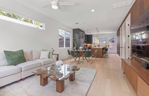 East Cesar Chavez Casa | Downtown ATX - Luxury Pool - Putting Green - 85inch TV