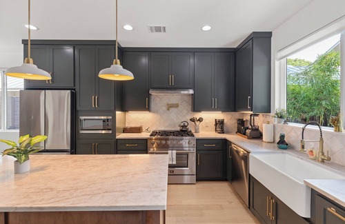 East Cesar Chavez Casa | Downtown ATX - Luxury Pool - Putting Green - 85inch TV