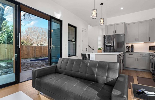Govalle Casa | Downtown ATX - Unit B | Retreat | Pool