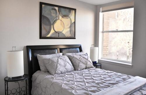 Aurora Apartamento | Downtown Aurora River Facing Gem