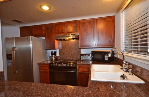 Waller Creek District Condominio | Downtown 2.3, Vino Frigorífico, kegerator, y segundos de todo!