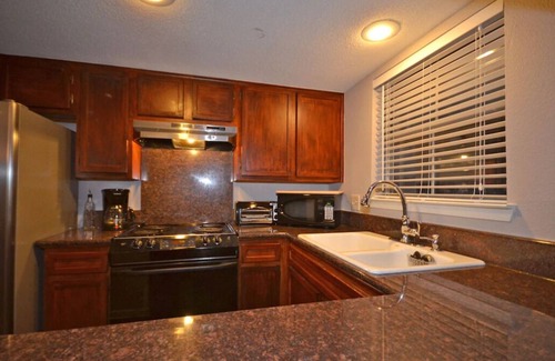 Waller Creek District Condominio | Downtown 2.3, Vino Frigorífico, kegerator, y segundos de todo!
