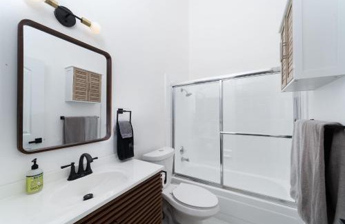 Huntington Beach Apartamento | Downtown Beach Home, 5 min to Beach! Backyard, BBQ