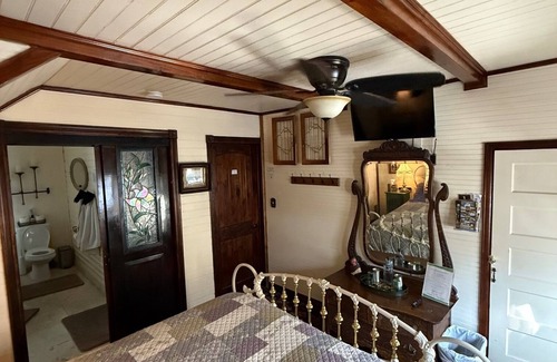 Glenwood Springs Cama Y Desayuno | Downtown BnB King Bed Clawfoot Tub & Hot Tub
