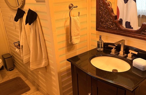 Glenwood Springs Cama Y Desayuno | Downtown BnB King Bed Clawfoot Tub & Hot Tub