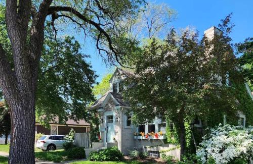 La Crosse Casa | Downtown Boho Home wOffice Yoga StudioKing Bed