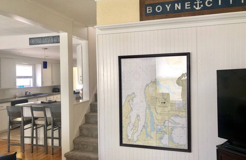 Boyne City Casa | Hermosa casa remodelada / Downtown Boyne City