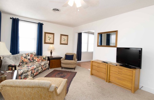 Burnsville Cabaña | Downtown Burnsville, NC, Walk to everything from the property, Food, Bars, Music