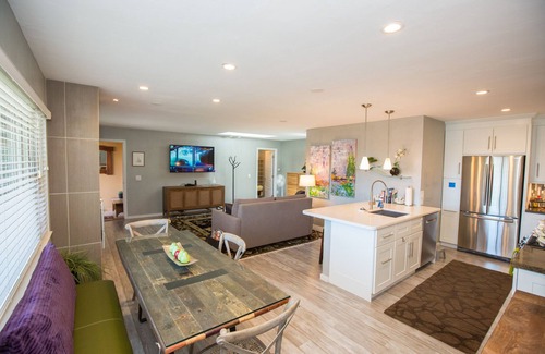 Northwest Carmel Condominio | Downtown Carmel - A pie de todo! - 1BR / 2BA Exec Suite "A"