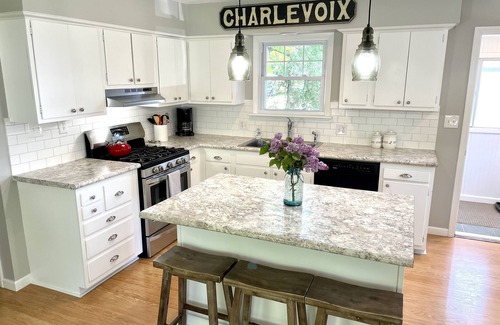 Charlevoix Casa | 13 y 14 de agosto; 25 a 30 de agosto + septiembre / octubre aperturas! DOWNTOWN Charlevoix HOME, 3Bd / 1bath