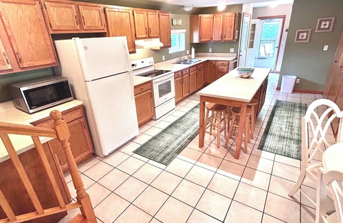 Charlevoix Casa | Downtown Charlevoix: Upper-Fantastic Location! 2 Night Min