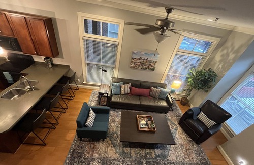 Greensboro Condominio | Downtown Charmer