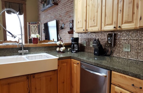Chatfield Villa | Downtown Chatfield-Lovely 2nd Fl Loft (2 hab / 1 baño) con terraza privada y bañera de hidromasaje