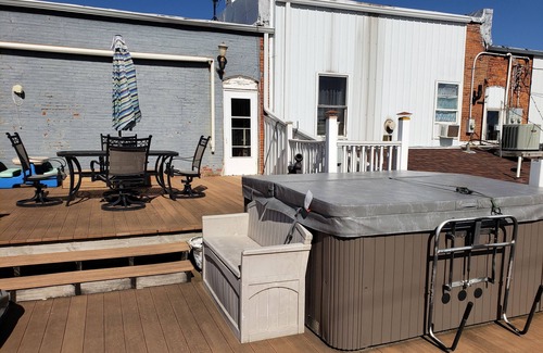Chatfield Villa | Downtown Chatfield-Lovely 2nd Fl Loft (2 hab / 1 baño) con terraza privada y bañera de hidromasaje