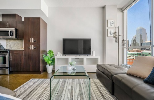 Mission District Condominio | Downtown Chic Retreat | Elegant + Free Parking