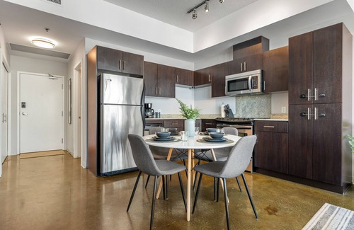 Mission District Condominio | Downtown Chic Retreat | Elegant + Free Parking