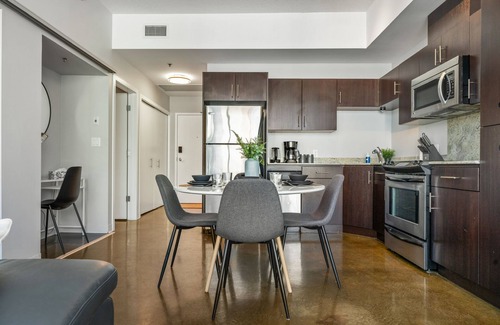 Mission District Condominio | Downtown Chic Retreat | Elegant + Free Parking