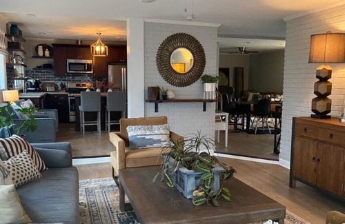 Columbia Casa | Downtown/Close to Stadium 4-Bedroom Ranch House (2 masters) Entertaining Set Up