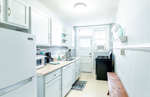 Greensboro Condominio | Downtown Condo 2021 Renovated Bathroom 1BR/1BA