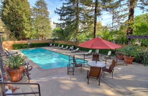 Downtown Sacramento Condominio | Downtown Condo, Tennis Courts and Pool
