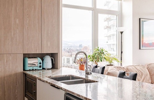 North End Condominio | Downtown Condo with Hot-Tub