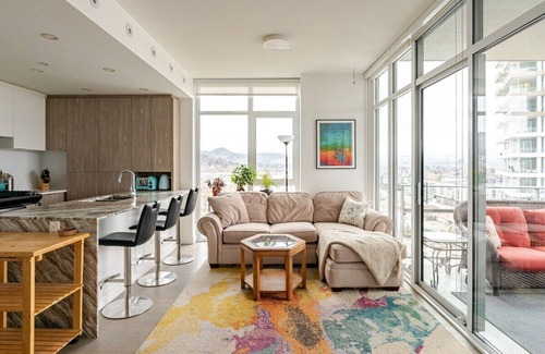 North End Condominio | Downtown Condo with Hot-Tub