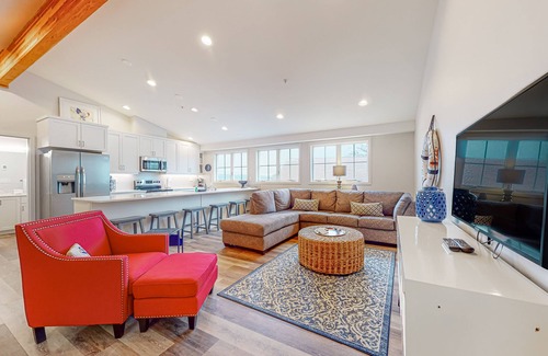 Coupeville Apartamento | Downtown condo with peek-a-boo water views, W/D, and full kitchen