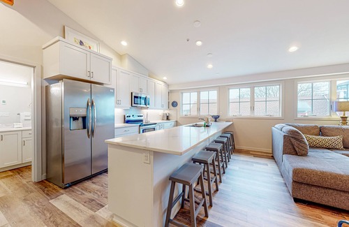 Coupeville Apartamento | Downtown condo with peek-a-boo water views, W/D, and full kitchen