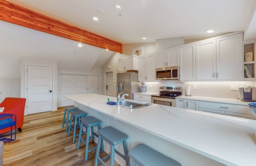Coupeville Apartamento | Downtown condo with peek-a-boo water views, W/D, and full kitchen