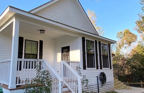Brenham Cabaña | Downtown Cottage by the Creek