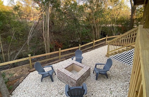 Brenham Cabaña | Downtown Cottage by the Creek