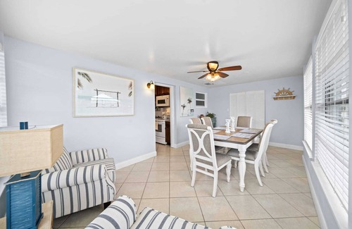 Cocoa Beach Apartamento | Downtown Cottage - In the Heart of Cocoa Beach!