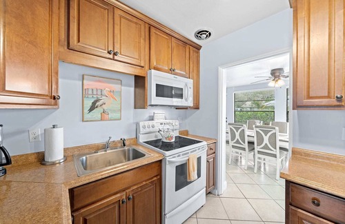 Cocoa Beach Apartamento | Downtown Cottage - In the Heart of Cocoa Beach!