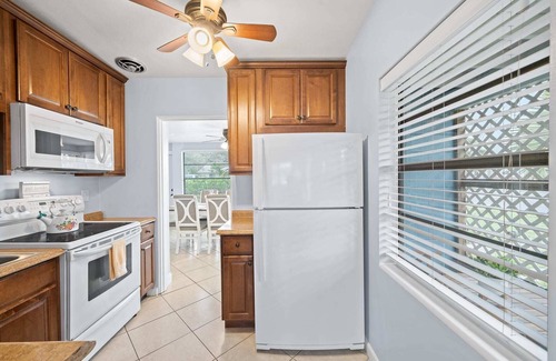 Cocoa Beach Apartamento | Downtown Cottage - In the Heart of Cocoa Beach!