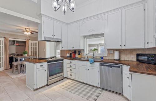Lake Charles Casa | Downtown Cottage in Lake Charles LA