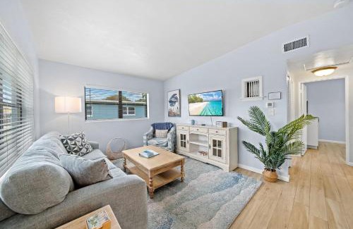 Cocoa Beach Apartamento | Downtown Cottage - Walk to the Beach & Restaurants